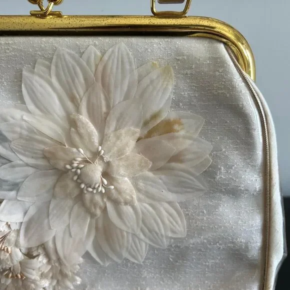 Vintage 50s white floral purse with gold hardware and plastic cover - Picture 6 of 9